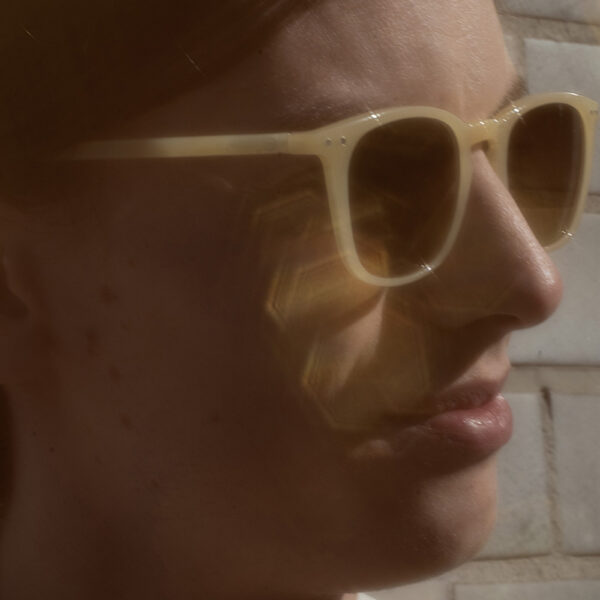 Sonnenbrille ADULTS #E Glossy Ivory Izipizi Seitenansicht Sonnenbrille ADULTS #E Glossy Ivory Izipizi